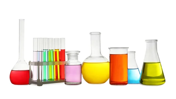 白い背景にカラフルな液体を持つ実験室用ガラス製品 — ストック写真