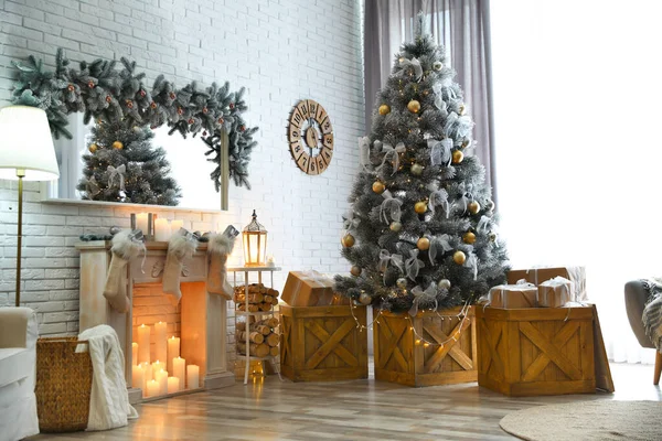 Stijlvol interieur met versierde kerstboom in de woonkamer — Stockfoto