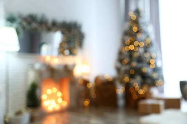 화려 한 크리스마스 트리와 벽난로가 있는 세련 된 내부 모습 이 흐릿하게 보인다 — 스톡 사진