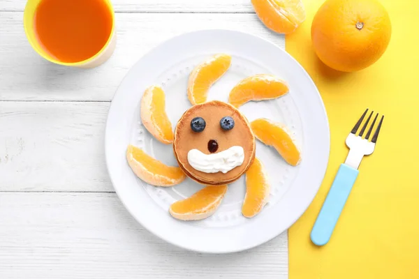 Pancake lezat disajikan dengan jeruk, krim kocok dan jus di atas meja kayu putih, berbaring datar. Ide kreatif untuk sarapan anak-anak — Stok Foto