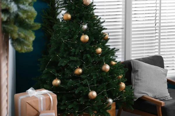 Gyönyörű díszített karácsonyfa living Room — Stock Fotó