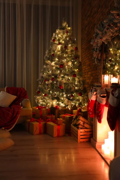Stijlvol interieur met mooie kerstboom in de avond — Stockfoto