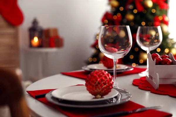 Cenário de mesa festiva e árvore de Natal no interior do quarto elegante — Fotografia de Stock