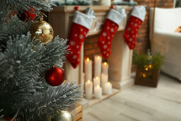 Vista borrosa del hermoso interior festivo, se centran en el árbol de Navidad decorado —  Fotos de Stock