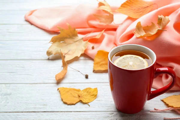 Kopje warme drank en bladeren op witte houten tafel, ruimte voor tekst. Gezellige herfstsfeer — Stockfoto