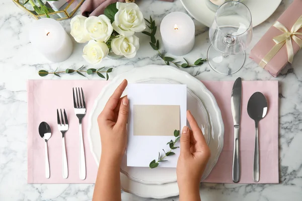 Frau deckt Tisch für festliches Abendessen, Draufsicht — Stockfoto
