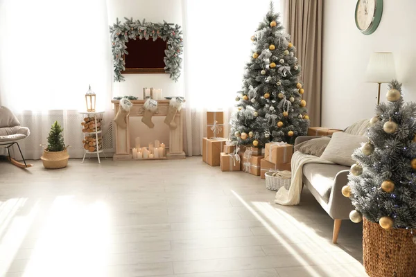 Interior de Natal elegante com bela árvore decorada e lareira — Fotografia de Stock