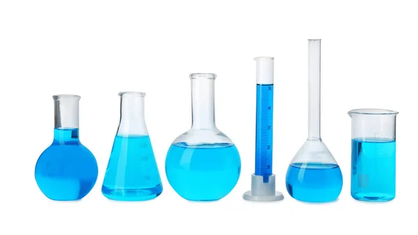 Лабораторное стекло с голубыми жидкостями, изолированными на белом — стоковое фото