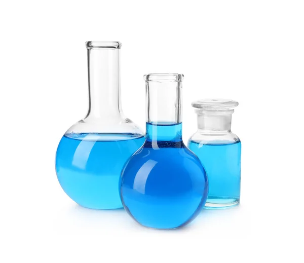 Verrerie de laboratoire avec des liquides bleus isolés sur blanc — Photo