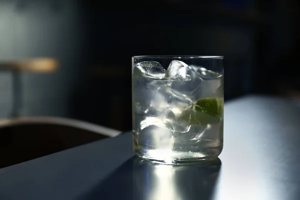 Glas med läcker cocktail med vodka på disken i baren — Stockfoto