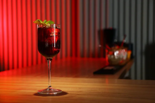 Verre de délicieux cocktail avec vodka sur comptoir en bois au bar. Espace pour le texte — Photo