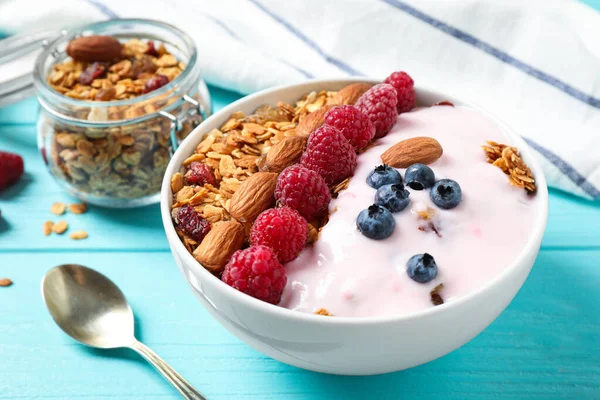 Leckeres hausgemachtes Müsli, serviert auf einem blauen Holztisch. gesundes Frühstück — Stockfoto