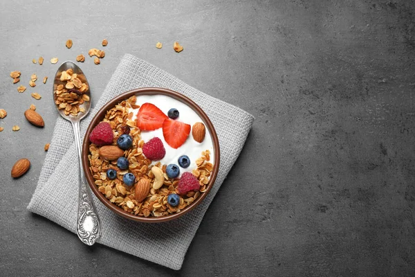 Leckeres hausgemachtes Müsli serviert auf grauem Tisch, flache Liege mit Platz für Text. gesundes Frühstück — Stockfoto