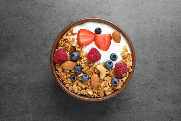 Leckeres hausgemachtes Müsli auf grauem Tisch serviert, Draufsicht. gesundes Frühstück — Stockfoto