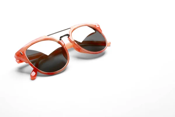 Elegantes gafas de sol sobre fondo blanco. Accesorio de moda —  Fotos de Stock
