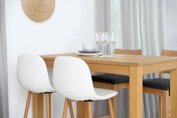 Stílusos szoba belső étkező asztal és bár székek közelében fehér fal — Stock Fotó