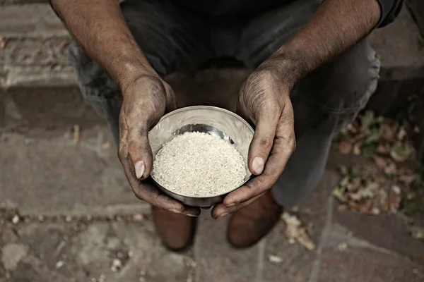 Zavallı evsiz adam bir kase pirinçle dışarıda, yakın plan. — Stok fotoğraf