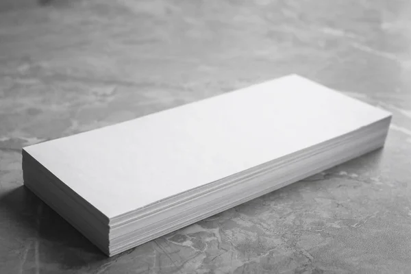 Tarjetas de mano en blanco sobre fondo de mármol gris claro, primer plano. Prepárate para el diseño — Foto de Stock