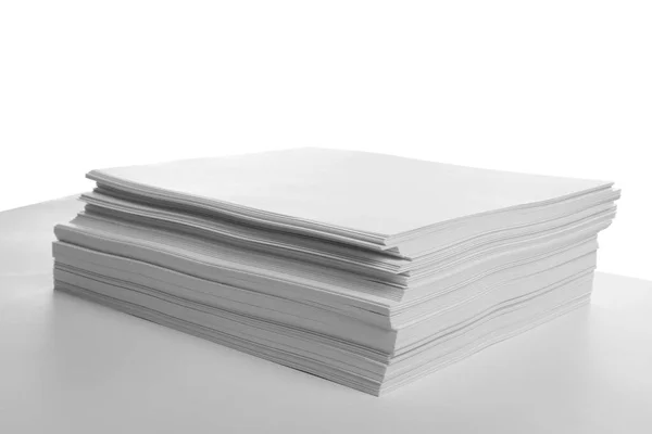 Empilhamento de papéis em branco sobre fundo branco — Fotografia de Stock