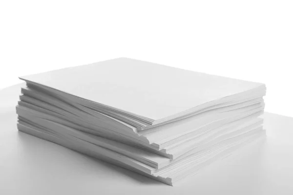 Montón de papeles en blanco sobre fondo blanco — Foto de Stock