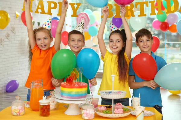 Niños felices en la fiesta de cumpleaños en la habitación decorada — Foto de Stock