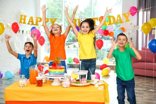 Bambini felici alla festa di compleanno in camera decorata — Foto Stock