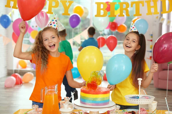 Boldog gyermekek születésnapi partiján, díszített szobában — Stock Fotó