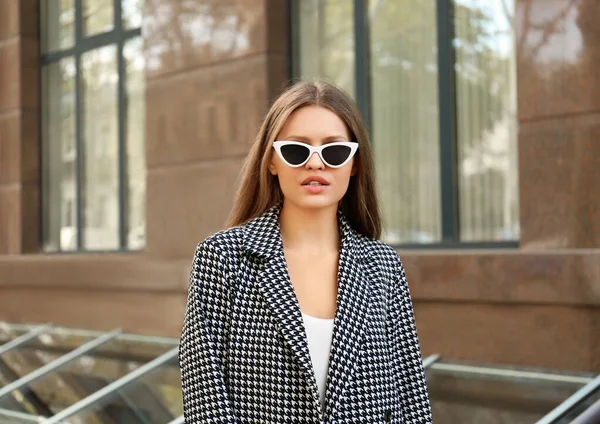 Fiatal nő elegáns napszemüveget visel a City Street-en — Stock Fotó