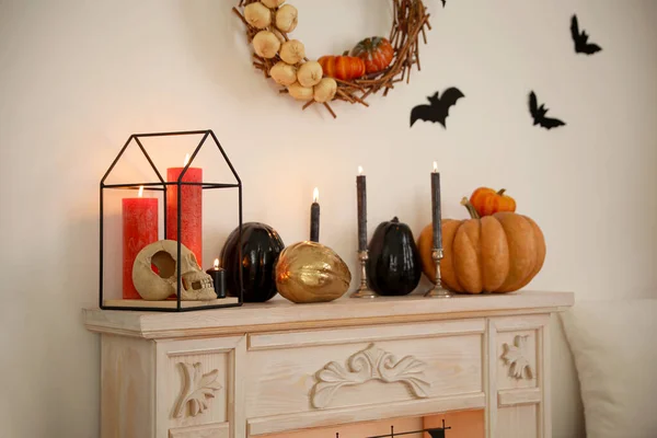 Chimenea y decoración de Halloween en la habitación. Idea para interior festivo —  Fotos de Stock