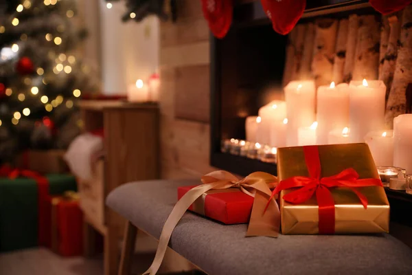 Kerstcadeaus op stoel in stijlvol interieur — Stockfoto