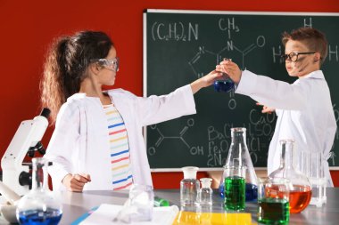 Laboratuvarda kimyasal araştırma yapan çocuklar. Tehlikeli bir deney.