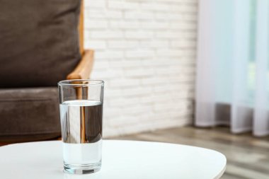 Odada masada bir bardak su, metin için alan. Ferahlatıcı içecek