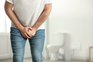 İçeride acı çeken adam, mesaj için yer. Üroloji sorunları