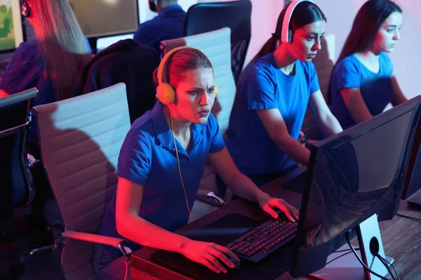 Jovens jogando videogames em computadores dentro de casa. Torneio Esports — Fotografia de Stock