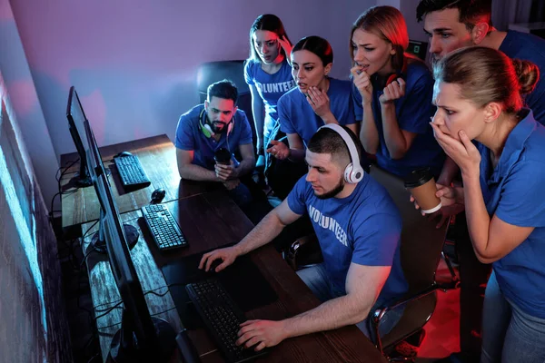 屋内のコンピュータでビデオゲームをしている若者たち。eスポーツトーナメント — ストック写真