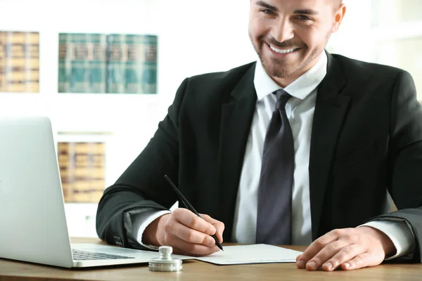 Notario masculino que trabaja con documentos en la mesa — Foto de Stock