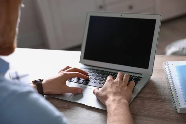 Hombre usando el portátil en la mesa en el interior, primer plano. Espacio para texto —  Fotos de Stock