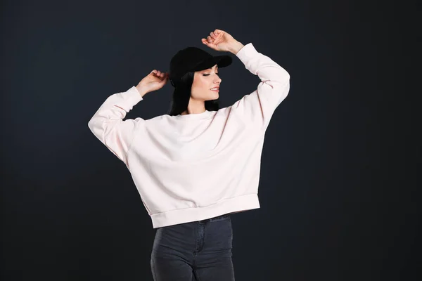 Portret van jonge vrouw in trui op zwarte achtergrond. Mock up voor ontwerp — Stockfoto
