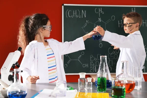 Niños haciendo investigación química en laboratorio. Experimento peligroso —  Fotos de Stock