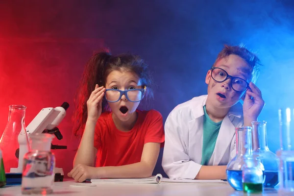 Emotional children in laboratory after explosion. Dangerous experiment — Stock Photo, Image