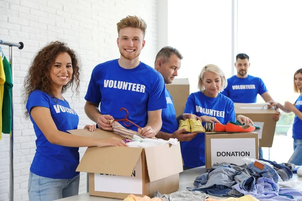 Ομάδα εθελοντών που συλλέγουν δωρεές σε κουτιά σε εσωτερικούς χώρους — Φωτογραφία Αρχείου