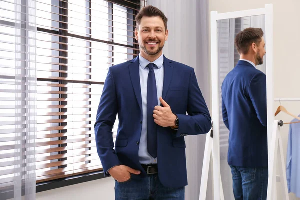 Hombre de confianza en traje de oficina con corbata cerca del espejo —  Fotos de Stock