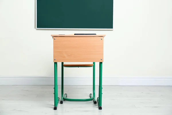 Moderne leere Schulbank neben Tafel im Klassenzimmer — Stockfoto