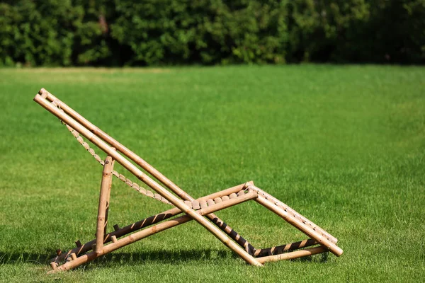 Silla de madera en un hermoso jardín en un día soleado — Foto de Stock