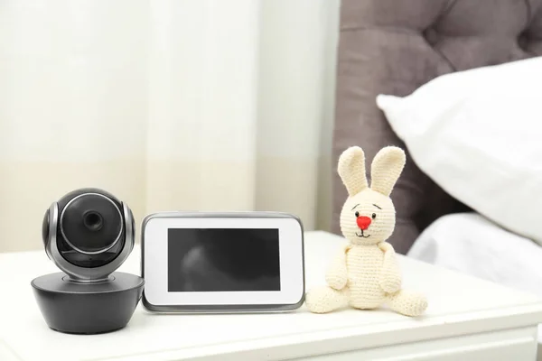 Babyphone mit Kamera und Spielzeug auf dem Tisch im Schlafzimmer. Video-Kindermädchen — Stockfoto