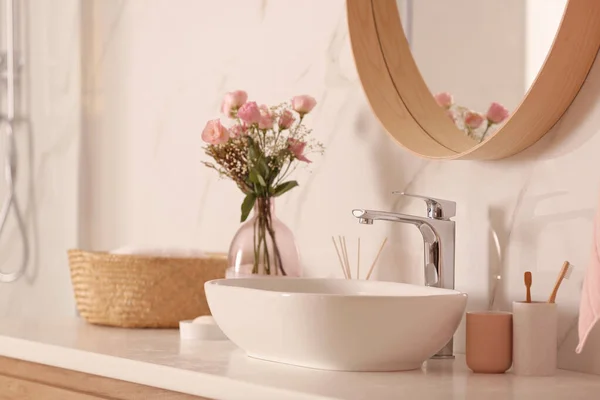 Moderno bagno interno con elegante specchio e lavandino nave — Foto Stock