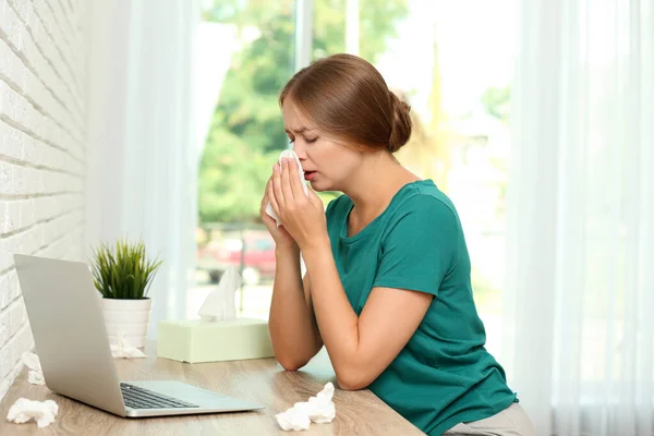 Mujer joven que sufre de alergia en la oficina del hogar — Foto de Stock