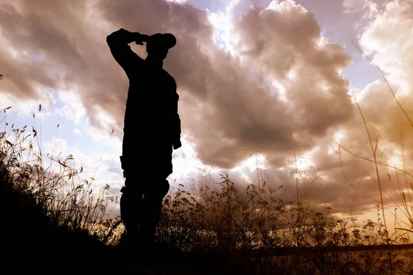 Üniformalı bir asker dışarıda selamlıyor. Askerlik hizmeti — Stok fotoğraf