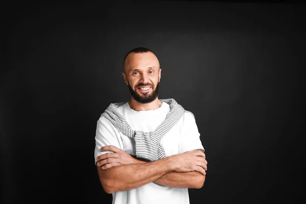 Retrato de hombre guapo sobre fondo negro — Foto de Stock