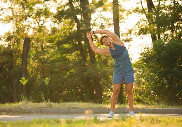 화창 한 날 공원에서 운동을 하는 젊은이 — 스톡 사진